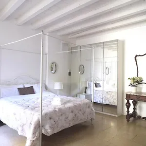 Academia Apartahotel