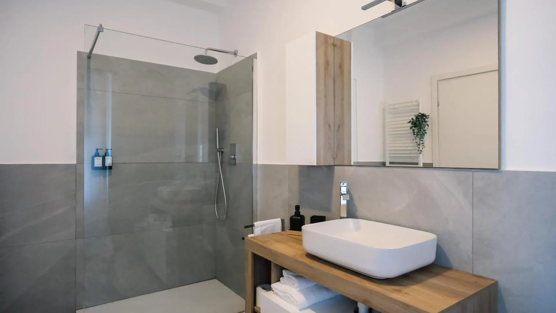 Flora Inn, Scotti'S House - Due Passi In Centro Bergamo Guest house